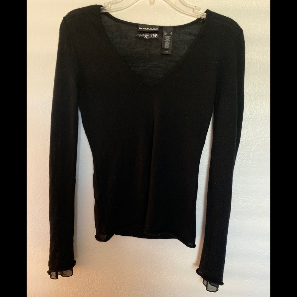 ⭐️DMYN JEANS BLK L:S V-NECK TOP W/ DETAIL ON SLV⭐️